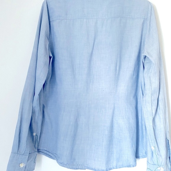 Hand embroidered daisy vine Gap light blue long sleeve shirt. Size M - Picture 5 of 7